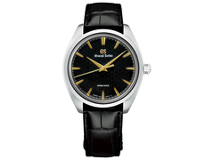 A Grand Seiko SBGY041 (a képen) fehér háttér előtt. (Kép forrása: @plus9time az Instagramon)