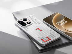 Ezek a tokok lehetővé teszik, hogy a OnePlus 15 mágneses tartozékokkal működjön. A képen: a mágneses lyuk tok. (Kép forrása: OnePlus)