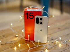 A OnePlus 15 globális változatát 2025 októberében mutatták be.