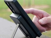 A 10 000 mAh kapacitású Rokform MagSafe power bank alumínium állványa a csatlakoztatott telefont a szabadkézi használathoz tartja. (Kép forrása: Rokform)