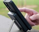 A 10 000 mAh kapacitású Rokform MagSafe power bank alumínium állványa a csatlakoztatott telefont a szabadkézi használathoz tartja. (Kép forrása: Rokform)