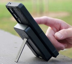 A 10 000 mAh kapacitású Rokform MagSafe power bank alumínium állványa a csatlakoztatott telefont a szabadkézi használathoz tartja. (Kép forrása: Rokform)