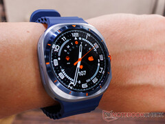 2025 Galaxy Watch Ultra (a képen) 64 GB tárhellyel rendelkezik (Kép forrása: Notebookcheck)