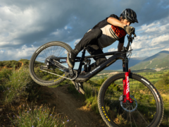 A Trek Fuel Plus (a képen) a TQ HPR60 motorral és egy nagyobb, 580Wh-s akkumulátorral rendelkezik. (Kép forrása: Trek Bikes)