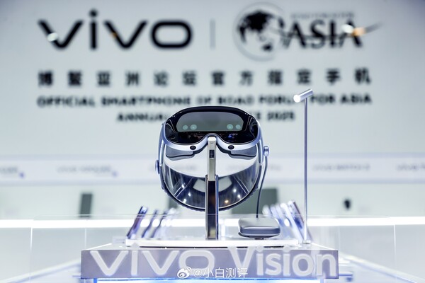 A Vivo Vision a Apple Vision Pro készülékhez hasonló kialakítású. (Kép forrása: 小白测评 on Weibo)