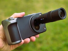 A Vivo X200 Ultra a kamera tartozékaival áttekintve. (Kép forrása: Marcus Herbrich)