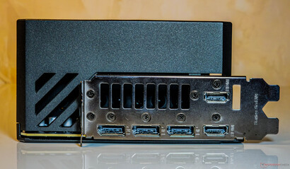 Kikötők: 2x DisplayPort 2.1b-kimenet, 2x HDMI 2.1b-kimenet