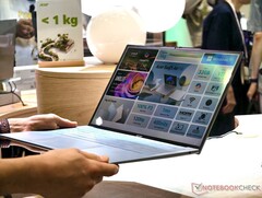 Az Acer Swift Air 16 súlya 2,2 font, és egy kézzel tartható (Kép forrása: Notebookcheck)