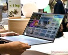 Az Acer Swift Air 16 súlya 2,2 font, és egy kézzel tartható (Kép forrása: Notebookcheck)