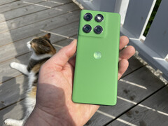 Az Edge 60 zöld változata műbőrrel van ellátva. A kék változat inkább egy szövetborításra hasonlít. (Kép forrása: Maniel Masiero/Notebookcheck)