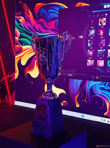 A WoW e-sport bajnok átveszi az MSI Gaming Arena trófeáját
