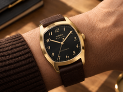A Timex Marlin Tonneau TW2Y84500IK karóra arany színű tokot tartalmaz
