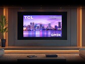 A TCL QM9K QD-Mini LED 4K LED TV (képünkön) 2025 szeptemberében kerül forgalomba. (Kép forrása: TCL)