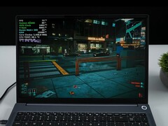 AIM Max+ laptop, amelyen Cyberpunk 2077 fut az integrált Radeon 8060S GPU-n, a játékban megjelenő overlay a TDP-vel és a CPU hőmérsékletével. (Kép forrása: ETA PRIME a YouTube-on)