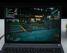AIM Max+ laptop, amelyen Cyberpunk 2077 fut az integrált Radeon 8060S GPU-n, a játékban megjelenő overlay a TDP-vel és a CPU hőmérsékletével. (Kép forrása: ETA PRIME a YouTube-on)