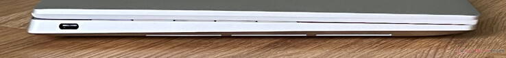 Balra: USB-C 4.0 Thunderbolt 4 (40 GBit/s, DisplayPort ALT mód 2.1, Power Delivery)
