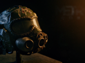 Közeli kép a Metro 2039 Collector's Edition Spartan sisakreplikájáról, amely sötét látórostéllyal, integrált gázálarcelemekkel és harci kopásnyomokkal rendelkezik.