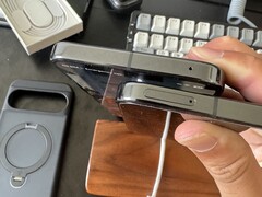 Pixel 10 Pro XL SIM-nyílással, amelyet RMA után küldtek el az amerikai ügyfélnek. (Kép forrása: crocsnosockz a Reddit-en)