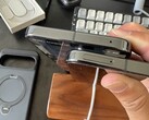 Pixel 10 Pro XL SIM-nyílással, amelyet RMA után küldtek el az amerikai ügyfélnek. (Kép forrása: crocsnosockz a Reddit-en)