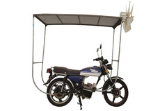 A szél- és napenergiával működő motorkerékpár. (Kép forrása: YongLE Risheng)