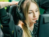Egy streamer, aki élő közvetítés közben a képernyő előtt ül, és egy mikrofonkarral ellátott játékos fejhallgatót visel