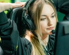 Egy streamer, aki élő közvetítés közben a képernyő előtt ül, és egy mikrofonkarral ellátott játékos fejhallgatót visel