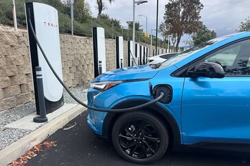 2027 Chevy Bolt EV egy Tesla szupertöltőnél. (kép forrása: GM Authority)