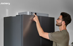 A Jackery FridgeGuard készülék egy kis LCD-képernyővel rendelkezik