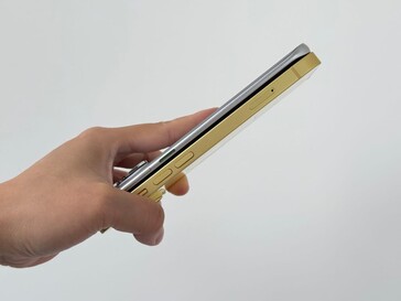 Infinix Hot 60 Pro+ vs iPhone 14. (Kép forrása: UniverseIce on X)