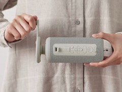 A Rhythm által gyártott Crankspeaker all-in-one nem igényel külső áramot a powerbank, a rádió, a világítás és a vezeték nélküli hangszóró működtetéséhez. (Kép forrása: Rhythm)