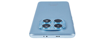 Felső él: mikrofon, IR blaster, hangszóró