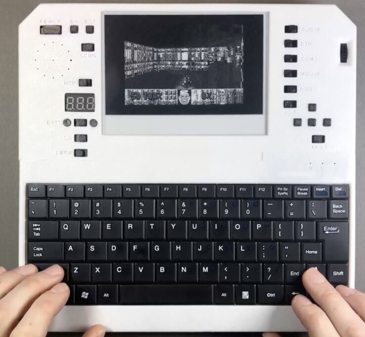 Az Evertop PC képes a Doom, a Wolfenstein 3D, a Minesweeper és még sok más játék futtatására. (Kép forrása: ericjenott via Github)