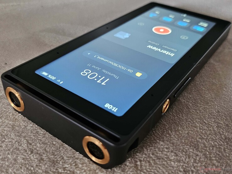 Az iFLYTEK AI Recorder S6 készülék 2 irányított és 6 körkörös mikrofonnal rendelkezik.