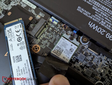 A Wi-Fi modul az egyik SSD alatt található