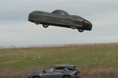 Egy képernyőfelvételen az Alef Aeronautics elektromos A-modellje egy másik autó felett lebeg (Kép forrása: NBC News a YouTube-on)