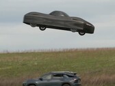 Egy képernyőfelvételen az Alef Aeronautics elektromos A-modellje egy másik autó felett lebeg (Kép forrása: NBC News a YouTube-on)