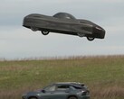 Egy képernyőfelvételen az Alef Aeronautics elektromos A-modellje egy másik autó felett lebeg (Kép forrása: NBC News a YouTube-on)