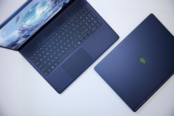 Az Alienware 16X Aurora eloxált alumínium fedéllel és aljjal rendelkezik, amely támogatja az egykezes nyitást.