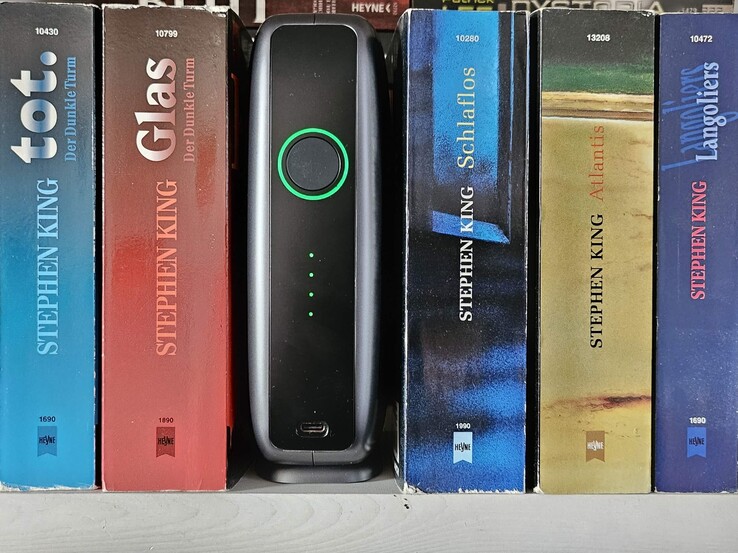 A Dwarf Mini körülbelül akkora, mint egy papírkötésű könyv.