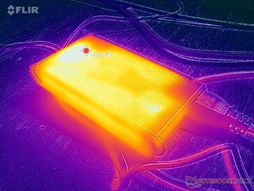 A hálózati adapter játék közben 56 C fölé emelkedik