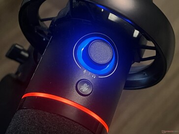 Főtest: némító gomb, erősítés/hangerő gomb