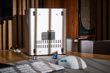 Az M.2 SSD-k cseréjéhez négy csavart kell meglazítani.