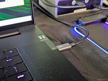 Játék közben továbbra is szükség van a saját 330 W-os hálózati adapterre, mivel az USB-C töltés 100 W-ra van korlátozva