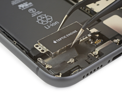 Az iPhone 11 Taptic Engine-je a képen