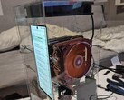 Az az abszurd módosítás, amelynek során két PC-hűtőbordát szereltek fel a Nubia Z70 Ultra alaplapjára.