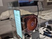 Az az abszurd módosítás, amelynek során két PC-hűtőbordát szereltek fel a Nubia Z70 Ultra alaplapjára.