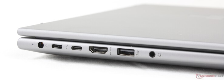 Balra: AC adapter, 2x USB-C Thunderbolt 4 w/ Power Delivery + DisplayPort 2.1, HDMI 2.1, USB-A (5 Gbps), 3,5 mm-es fejhallgató