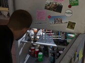 Jason innivalót keres a hűtőben a GTA 6-ban.