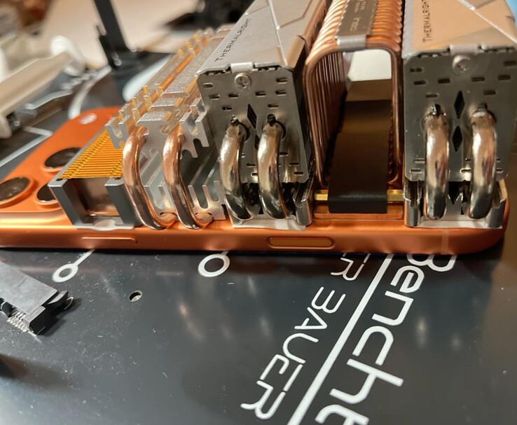 Egy iPhone 17 Pro Max oldalnézetből, nagy M.2 SSD-hűtőkkel (Kép forrása: u/T-K-Tronix via r/iphone)