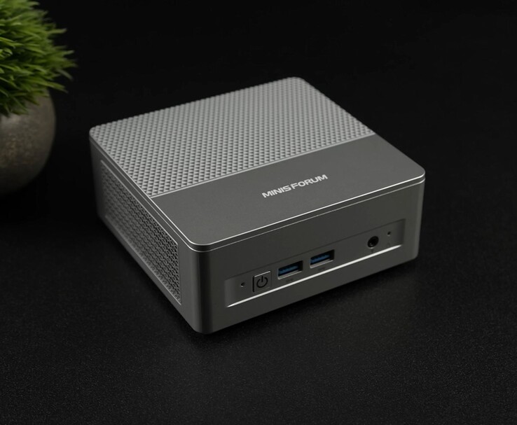 Minisforum X1 Lite mini PC szemből, szögletes nézetben, kiemelve a kompakt kialakítást és az elülső I/O-t (Kép forrása: ETA Prime via YouTube)
